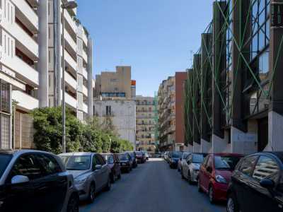 Visitiamo ora la parte interna del quadrilatero. Gli alti fabbricati che formano lo skyline a ridosso del mare fanno infatti �ombra� a pi� bassi e datati edifici che si trovano alle loro spalle
